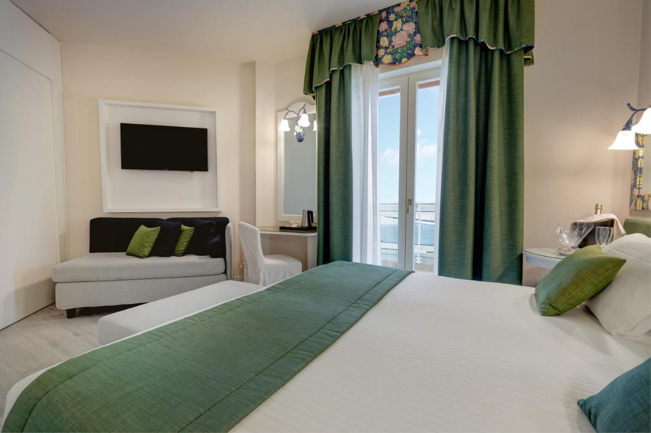 Hotel Cavalieri Palace & Suites Lido di Jesolo Dış mekan fotoğraf