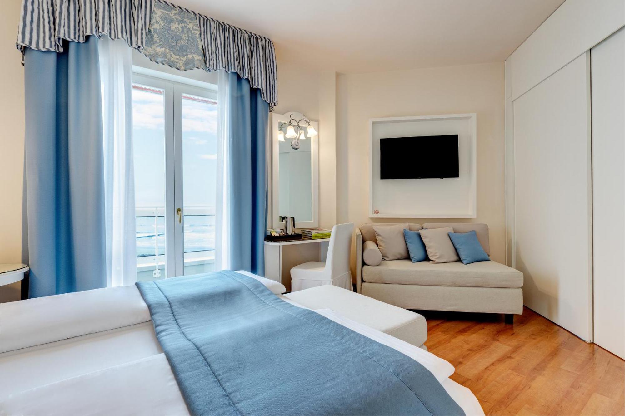 Hotel Cavalieri Palace & Suites Lido di Jesolo Dış mekan fotoğraf