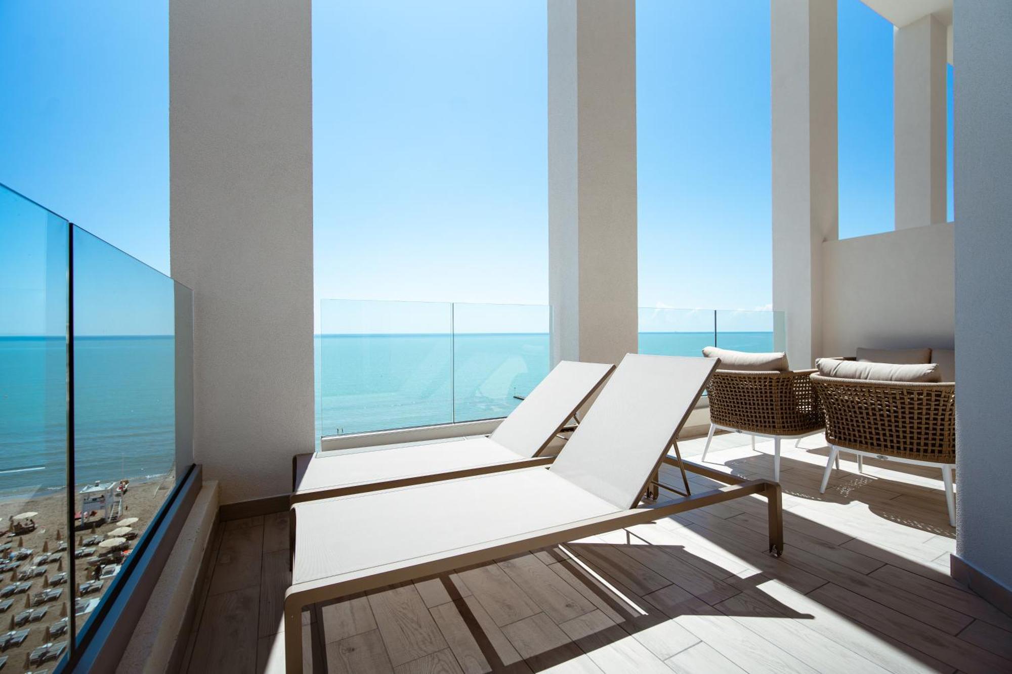 Hotel Cavalieri Palace & Suites Lido di Jesolo Dış mekan fotoğraf