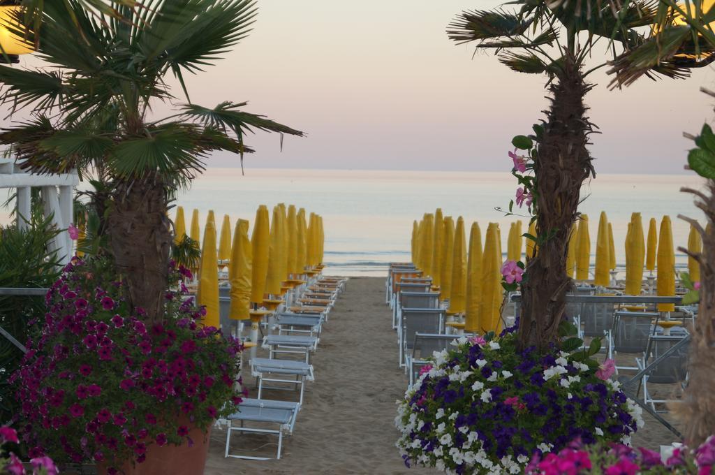 Hotel Cavalieri Palace & Suites Lido di Jesolo Dış mekan fotoğraf